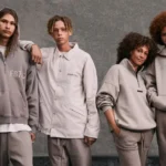 Der Essentials Hoodie vereint minimalistischen Style mit höchstem Komfort. Entdecke hochwertige Streetwear für Alltag, Freizeit und moderne Looks.